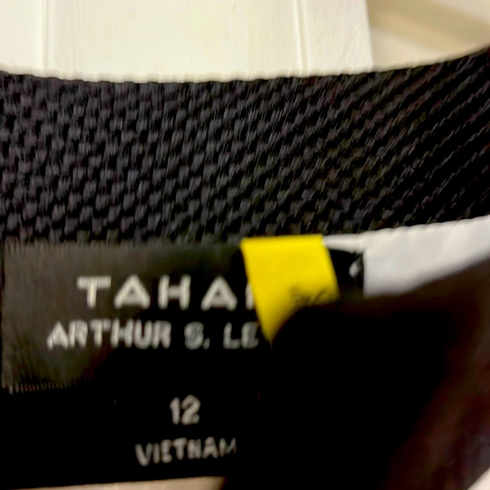 TAHARI Arthur S Levine Black & white cocktail dress!Sleeveless with slit back.